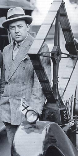 Leonard Plugge et son auto quipe d'un rcepteur radio